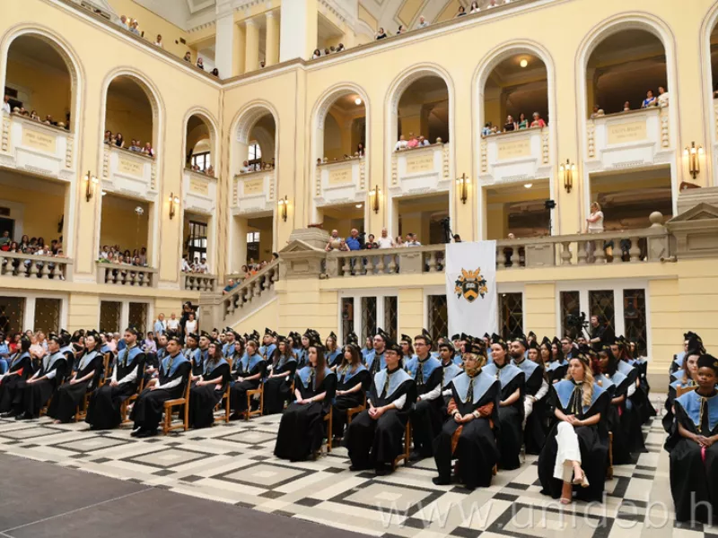 Esküt tettek a jövő gyógyszerészei Debrecenben