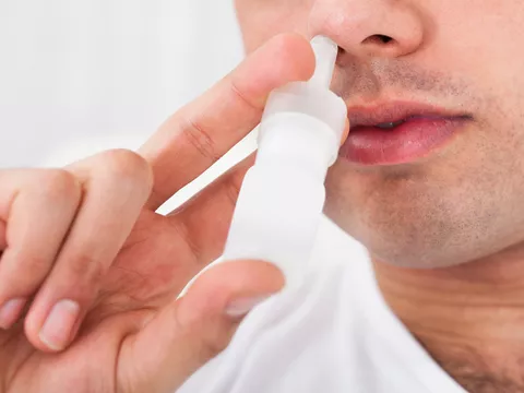 Az FDA engedélyezte a naloxon-tartalmú orrspray-t