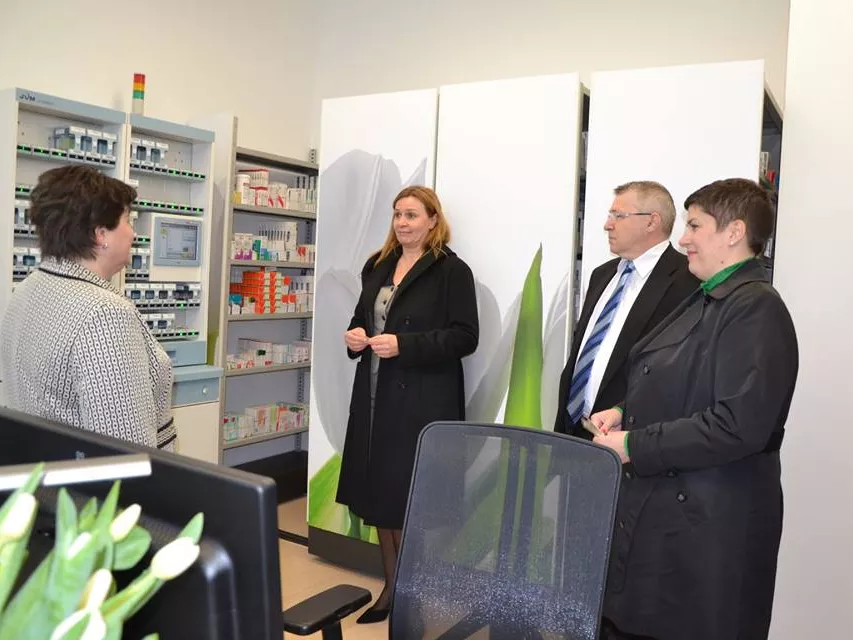 Automata gyógyszeradagolóval takarít meg a hatvani kórház