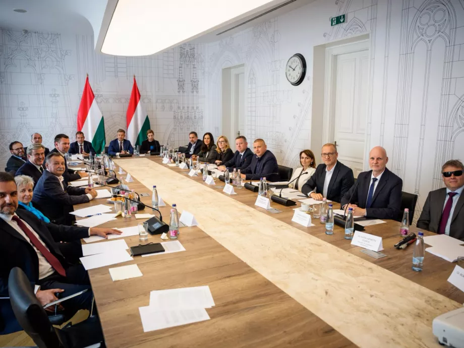 Kormánydöntések: nyilvánossá teszik a korábbi egészségügyi megszorítások terveit, azbesztmunkacsoport alakul