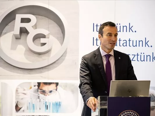 Ünnepélyesen csengettek a Richternek