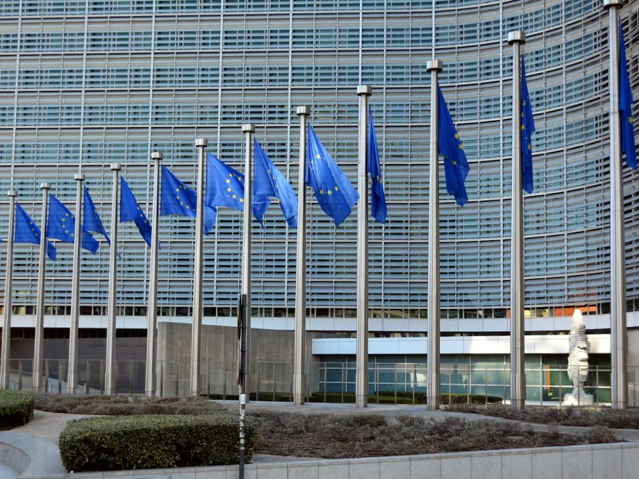 Az EU felgyorsítaná a mesterséges intelligencia elterjedését az iparban és a tudományban