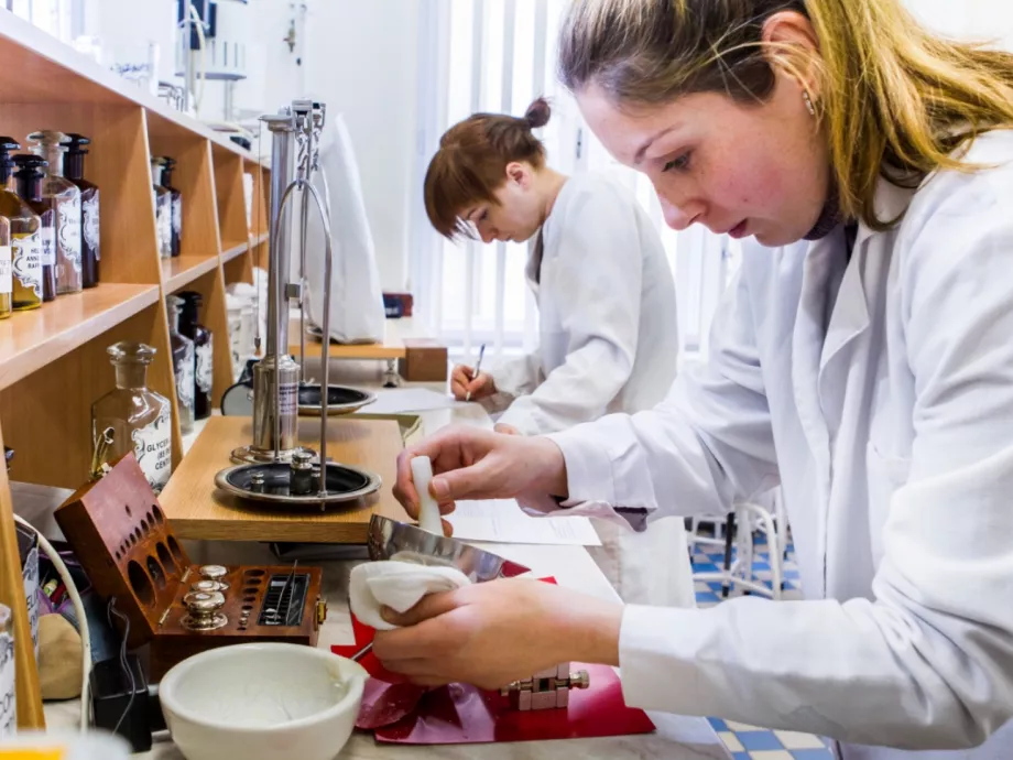 Antibiotikum: csodaszer a torokfájós időszakban vagy túlhasznált terápia?