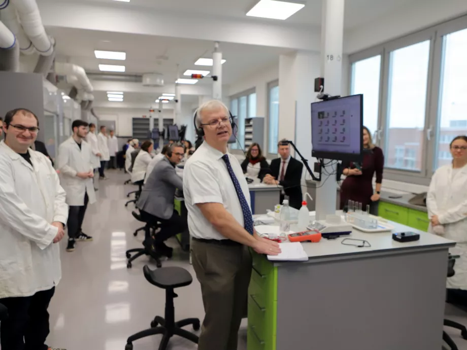 Átadták a SuperSmartLab-et, a régió legmodernebb kémiai okoslaborját az ELTE-n